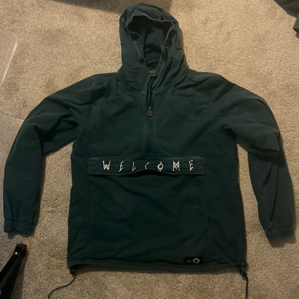 Medium green Welcome (windbreaker with front zipper pocket).